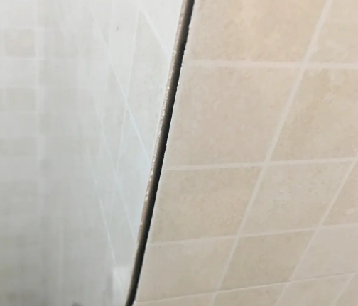 威远瓷砖空鼓维修公司分享阳台瓷砖脱落的修复过程可以分为以下几个步骤