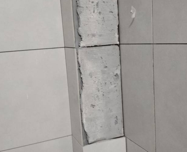 威远瓷砖空鼓维修公司分享下瓷砖施工前基层浇水润湿程度不足，可能导致以下问题